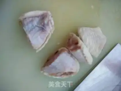 Make Pumpkin steamed chicken wings step 1