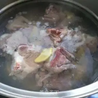 Make Clean up the radish and lamb soup step 1