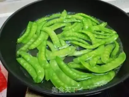 Make Weenie fried Dutch beans step 1