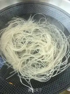 Make Spicy beef sauce noodles step 1