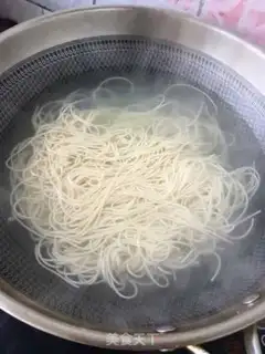 Make Spicy beef sauce noodles step 5