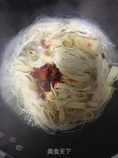 Make Soybeans, hot noodles step 1