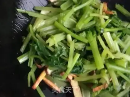 Make Celery fried beans step 1