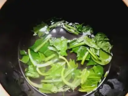 Make Spinach omelet soup step 1