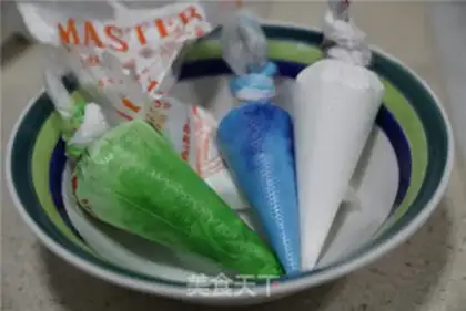 Make Frozen Christmas cookies step 11
