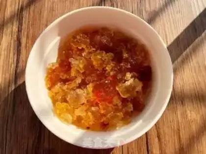 Make Peach glue silver ear soup step 1