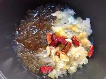 Make Peach glue silver ear soup step 4