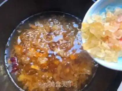 Make Peach glue silver ear soup step 6