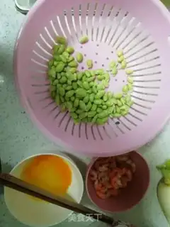 Make Eggs, beans, shrimp step 1