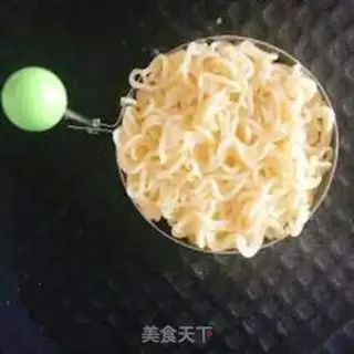 Make Noodle burgers step 1