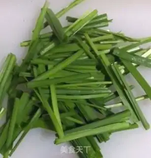 Make Green bean sprouts and fried eggs step 1