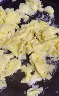 Make Green bean sprouts and fried eggs step 3