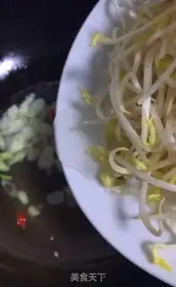 Make Green bean sprouts and fried eggs step 4