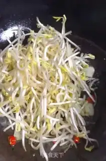 Make Green bean sprouts and fried eggs step 5