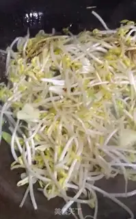 Make Green bean sprouts and fried eggs step 6
