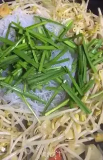 Make Green bean sprouts and fried eggs step 7