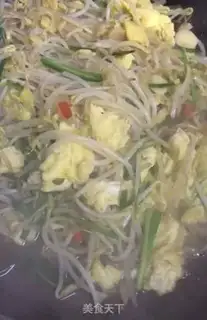 Make Green bean sprouts and fried eggs step 9
