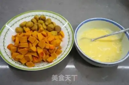 Make Pumpkin chestnut egg soup step 1