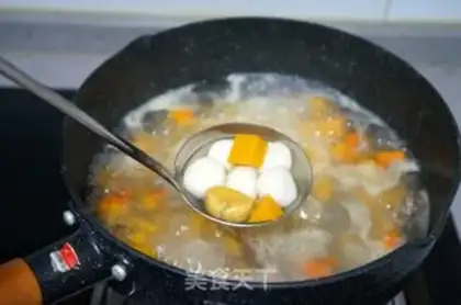 Make Pumpkin chestnut egg soup step 4