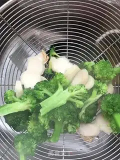 Make Chicken-fried nut salad step 20