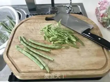 Make Four seasons of bean rolls step 1