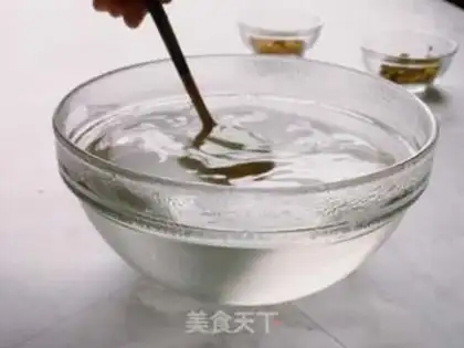 Make Red sugar ice powder step 1