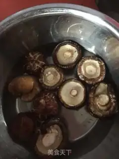 Make Chicken leg mushroom congee step 1