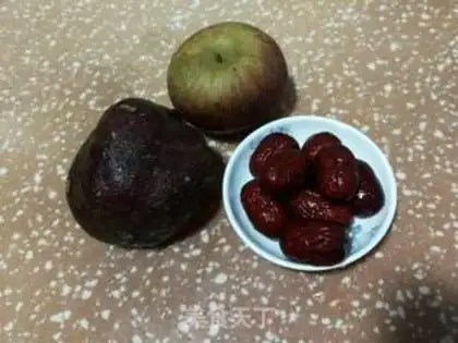 Make Red dates, sweet potatoes, apple soup step 0