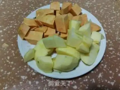 Make Red dates, sweet potatoes, apple soup step 1
