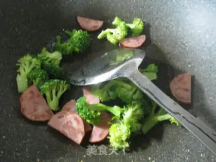 Make Elbow ham and broccoli step 1