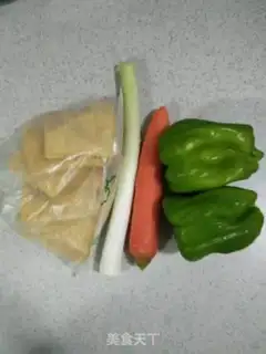 Make Carrot green pepper fried fragrance step 0