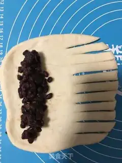 Make Bean caterpillar bread step 4