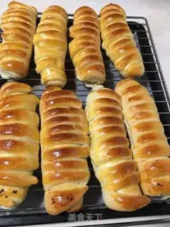 Make Bean caterpillar bread step 9