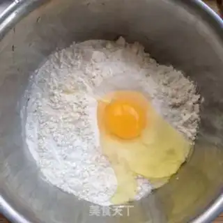 Make Autumn sesame eggcake step 2