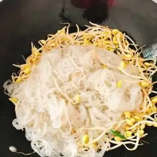 Make A fan of bean sprouts step 3