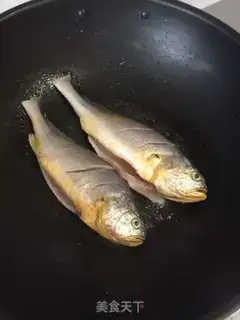 Make Snow pickles and yellow fish step 1