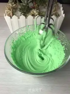 Make Christmas tree cake step 8