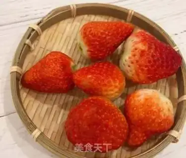 Make How to make Strawberry Snowman step 4