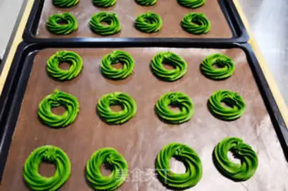 Make Christmas ring cookies step 5