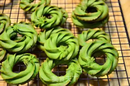 Make Christmas ring cookies step 7