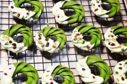 Make Christmas ring cookies step 8