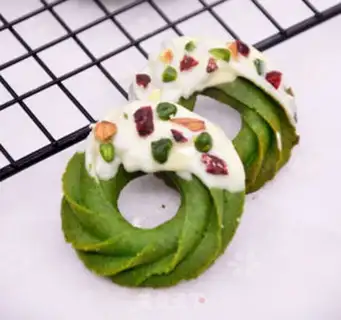Make Christmas ring cookies step 9