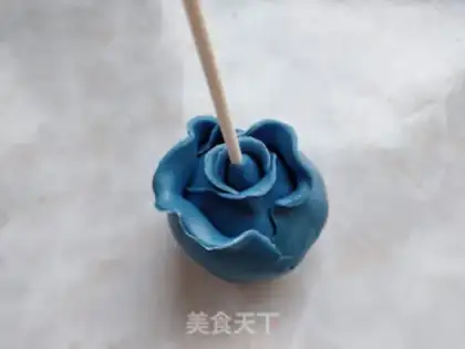 Make Rose lollipop cake step 16