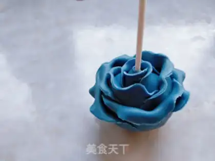 Make Rose lollipop cake step 17
