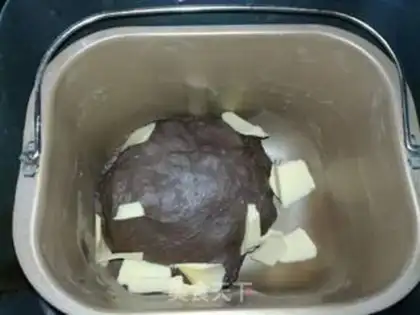 Make All-wheat cocoa-fruit bread step 2