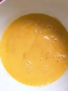 Make Tomato fried eggs step 1