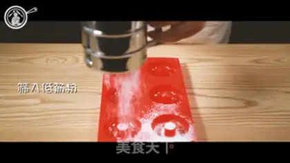 Make Christmas doughnuts step 2