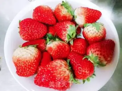 Make Strawberry Santa step 0