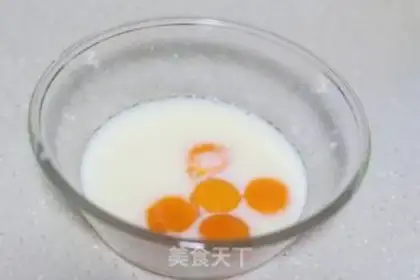 Make Christmas cream birthday cake step 1