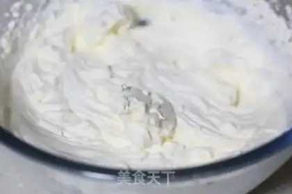 Make Christmas cream birthday cake step 19